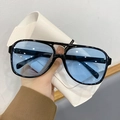 Modische ovale Sonnenbrille in glänzendem Schwarz mit hellblauen Gläsern und Etui - Schwarzer Rahmen Blaue Gläser
