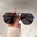 Gafas de sol navigator retro con lentes gris oscuro y montura metálica fina en mano real - Montura Negra Lentes Gris Negro