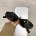 Primer plano de las gafas de sol geométricas ojo de gato negras con montura gruesa - Negro Brillante/Lente Gris