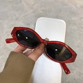Detalle de gafas de sol de ojo de gato rojas traslúcidas con lentes oscuras en la mano - Rojo Vino Lente Gris