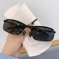 Polarisierte Sonnenbrille mit schwarzen Gläsern und weißem Lederetui im minimalistischen Stil - Schwarzer Rahmen Schwarz Graue Gläser