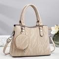 Bolso de mano beige elegante con textura, monedero redondo y correa ajustable al hombro - Albaricoque