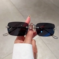 Lunettes de soleil carrées sans monture avec verres foncés et monture en argent - Verres Gris Plein Accessoires Argent