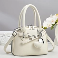 Minimalistische beige schelp handtas met hartvormige hanger en afneembare schouderriem - Off-wit