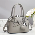 Elegante grijze handtas met litchi-patroon, zilveren hardware en hartvormige hanger - Grijs