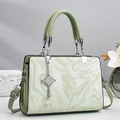 Borsa a mano verde e bianca con trama marmorea, nappa argentata e dettagli di perle - Verde