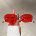 Gafas de sol sin montura con lentes rojas transparentes y montura de metal plateado - Lentes Rojos Accesorios Plateados