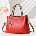 Borsa tote rossa minimalista in pelle con manici marroni e ciondolo a forma di orso - Giallo Terra