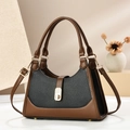 Elegante bolso de mano bicolor negro y marrón en cuero con herrajes dorados sobre podio - Negro