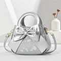Silberne Damenhandtasche mit großer Schleife, Schlangenprägung und Metallic-Finish - Silber