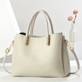 Elegante borsa tote beige con trama intrecciata, hardware dorato e tracolla regolabile - Grigio chiaro
