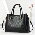 Borsa tote alla moda in similpelle intrecciata nera con finitura lucida - Nero