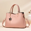 Elegante borsa a mano rosa in ecopelle con ciondolo a fiore e tracolla regolabile - Rosa