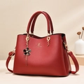 Rote Damen Handtasche mit Litschi-Struktur Goldlogo und elegantem Blumen-Anhänger Dekor - Burgunderrot