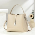 Sac à main beige en cuir grainé avec poignée supérieure et accessoires argentés - Khaki