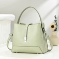 Détail du sac bandoulière vert clair en cuir grainé avec boucle en métal argenté - Vert