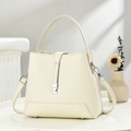Détail du sac à main crème en cuir grainé avec boucle argentée et décor zen - Blanc Cassé