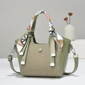 Détail du sac vintage vert sauge avec patchwork de toile et foulard floral à la poignée - Vert