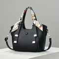 Damen Handtasche aus schwarzem Leder mit Litschi-Muster und buntem Seidenschal-Dekor - Schwarz