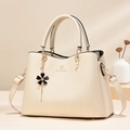 Elegante borsa a mano in similpelle bianco crema con finiture dorate e pendente a fiore - Bianco Sporco