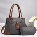 Details zur grau geflochtenen Handtasche mit braunem Rand und rundem Metalllogo - Grau