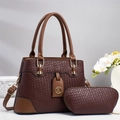 Set borsa a mano in pelle intrecciata marrone scuro con dettagli in oro e ciondolo - caffè