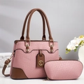 Detail der altrosa gewebten Handtasche im Set mit goldenem K-Logo und braunem Rand - Rosa