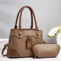 Zweiteiliges Set aus brauner geflochtener Handtasche und Tasche mit goldenem K-Logo - Khaki