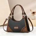 Detalle del bolso tote en cuero granulado con logotipo y correa ajustable - Negro