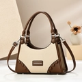 Detalle del bolso bicolor de cuero sintético con textura de lichi y remaches metálicos - Caqui