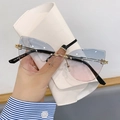 Occhiali da sole cat-eye senza montatura con lenti sfumate blu-rosa e dettagli oro - Blu e Rosa