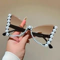 Detail van cat eye zonnebril met parelaccenten en bruine gradiënt glazen op sterkte - Zwart Frame Verloop Thee Lenzen