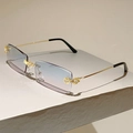 Detail van randloze vierkante zonnebril met kleurverloopglazen en glanzende diamantjes - Gouden Frame Blauw naar Roze Gradiënt