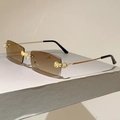 Macro-opname van randloze zonnebril met bruine gradiëntglazen en dubbele ring met diamanten - Goud Frame Verloop Thee