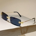 Detail van een randloze vierkante zonnebril met blauwe glazen en gouden strass accenten - Gouden Frame Zwart Grijs