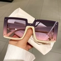 Occhiali da sole quadrati crema con lenti sfumate viola e custodia in pelle - Montatura Beige Lente Viola Grigio
