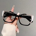 Dettaglio degli occhiali cat-eye con un elegante design a contrasto nero e beige - Estremità Bianco Caffè con Centro Nero