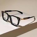 Dettaglio della montatura cat-eye con accenti in metallo dorato sulle aste nere lucide - Montatura Nero Oro Lente Trasparente