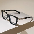 Dettaglio montatura cat-eye nera con cerniere in metallo argento di alta qualità - Montatura Nero Argento Lenti Trasparenti