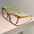 Dettaglio degli occhiali cat-eye con motivo tartarugato e stanghette color neon a contrasto - Montatura Tartarugata Lente Trasparente Strisce Verde Arancio