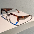 Dettaglio di occhiali squadrati oversize con montatura a contrasto tartarugata e blu - Montatura Leopardata Blu Grigio Lente Trasparente