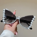 Cat eye zonnebril met zwarte kleurverloopglazen en decoratief frame met witte parels - Zwart Montuur Verloop Grijs Lens