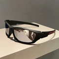 Dettaglio di occhiali da sole sportivi nero opaco con accenti rossi e lenti a specchio argento - Montatura Nera Lenti a Specchio Argento