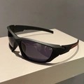 Dettaglio degli occhiali da sole sportivi nero opaco con strisce rosse sulla montatura - Montatura Nera Lenti Grigio Nero