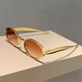 Détail de lunettes de soleil ovales vintage avec monture dorée et verres dégradés - Monture Dorée Verres Thé Dégradé
