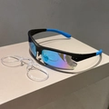 Dettaglio occhiali da ciclismo con lenti a specchio blu-viola e inserto per miopia - Montatura Nera Lenti a Specchio Blu