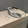 Dettaglio degli occhiali sportivi bianchi con montatura interna per miopia e terminali in gomma - Montatura Argento Specchio Argento