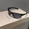 Dettaglio degli occhiali da sole sportivi nero opaco con inserto ottico RX trasparente - Montatura Nera Lente Grigio Nero