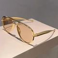 Détail de lunettes pilote avec monture en métal doré et verres marron clair - Monture Dorée Verres Champagne