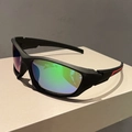 Occhiali sportivi con montatura nera opaca, accenti rossi e lenti colorate a specchio - Montatura Nera Lenti Specchio Verde
